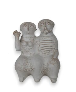 Török János: Ülő pár, Zsolnay kerámia szobor