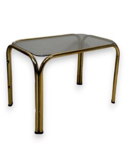 Kisméretű hajlított rézlábú lerakóasztal