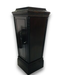 Különleges nyitható posztamens.