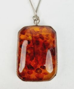 Borostyán medál lánccal